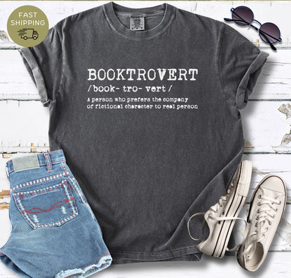 Booktrovert  Definition T-shirt