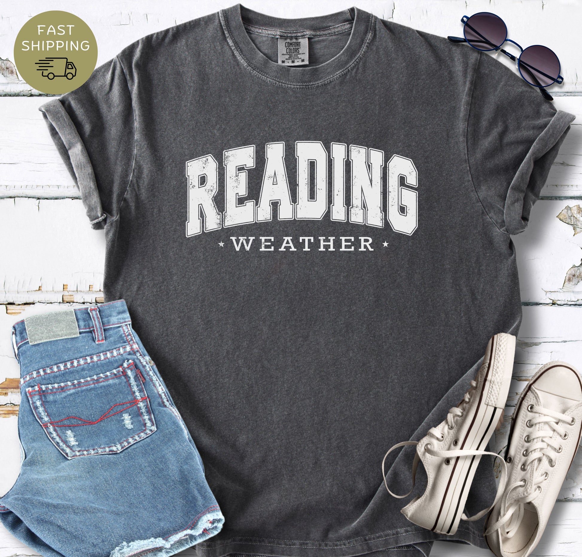 Relaxed fit bibliophile shirt in pepper color with reading weather design